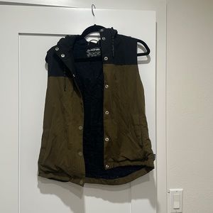 Women’s Dakine vest. Green and black button up